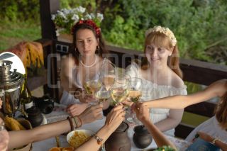 Девичник в глэмпинге. Фотосъемка невесты и её подружек.