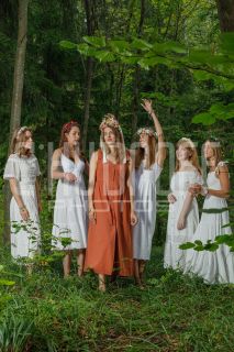 Девичник в глэмпинге. Фотосъемка невесты и её подружек.