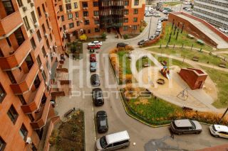 Интерьерная фотосъемка трехкомнатной квартиры. Вид во двор из кухни.