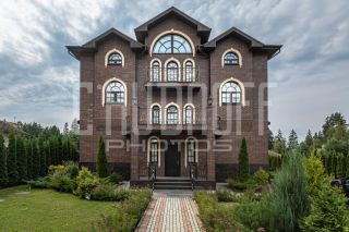 Комплексная фотопрезентация загородного дома для продажи.