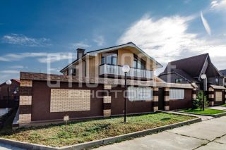 Фотосъемка коттеджа. Общий вид дома с улицы.