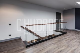 Предметная фотосъемка лестницы в интерьере дома