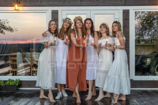 Девичник в глэмпинге. Фотосъемка невесты и её подружек.