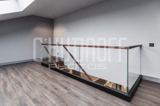 Предметная фотосъемка лестницы в интерьере дома