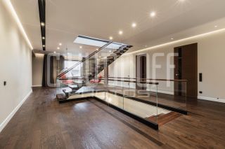 Предметная фотосъемка лестницы в интерьере дома