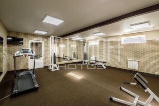 Фотосъемка коттеджа. Интерьер дома. Полуподвал. Тренажерный зал.