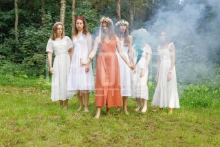 Девичник в глэмпинге. Фотосъемка невесты и её подружек.