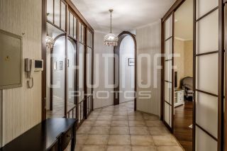 Интерьерная фотосъемка трехкомнатной квартиры. Прихожая и коридор.