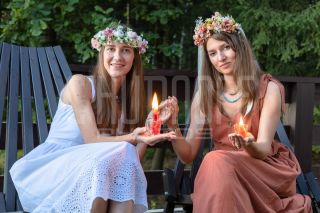 Девичник в глэмпинге. Фотосъемка невесты и её подружек.