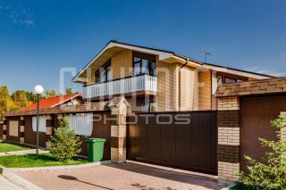 Фотосъемка коттеджа. Общий вид дома с улицы.