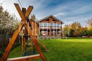 Фотосъемка недвижимости. Экстерьер дома и детская площадка.