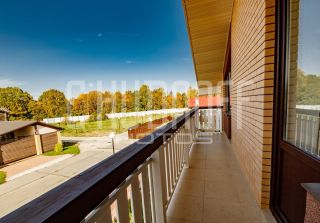 Интерьерная фотосъемка коттеджа. Вид на улицу с лоджии 2-го этажа.