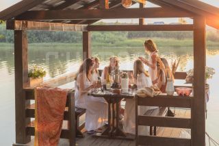 Девичник в глэмпинге. Фотосъемка невесты и её подружек.