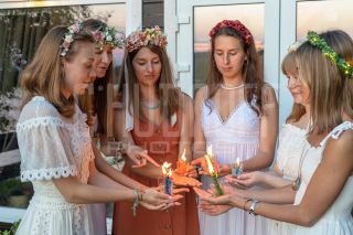 Девичник в глэмпинге. Фотосъемка невесты и её подружек.