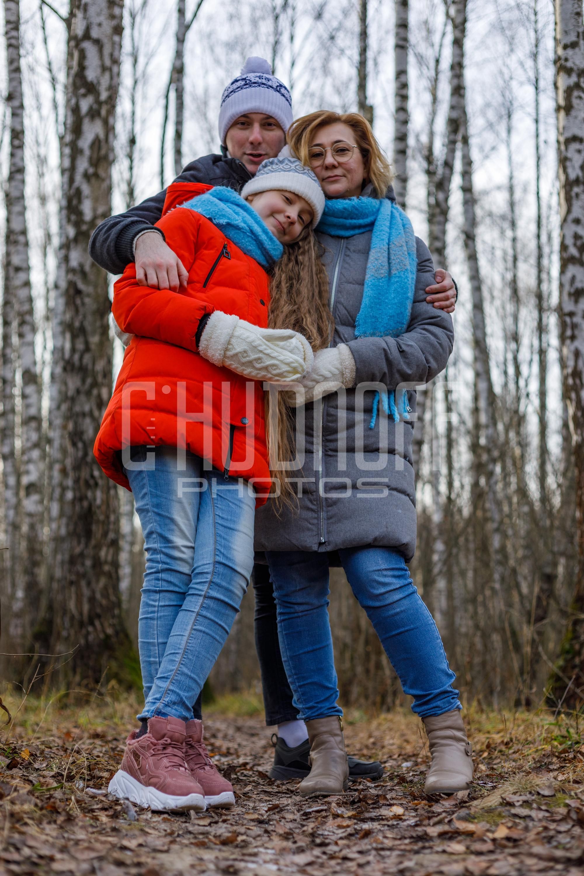 Семейная фотосессия в осеннем лесу. Прогулка с фотографом.