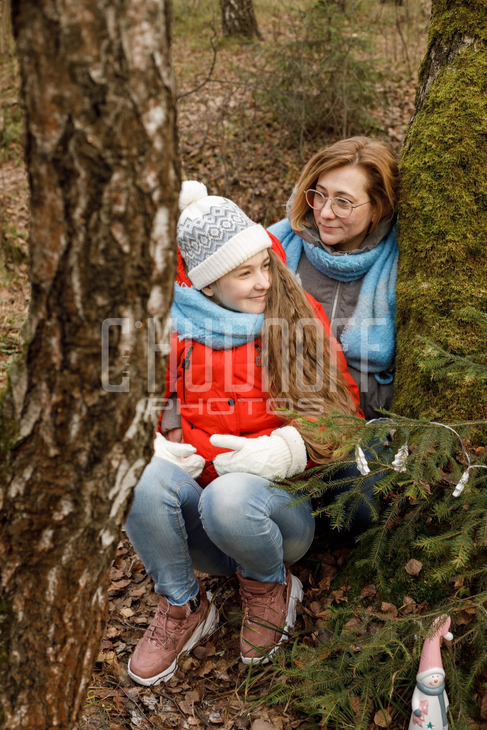Семейная фотосессия в осеннем лесу. Прогулка с фотографом.